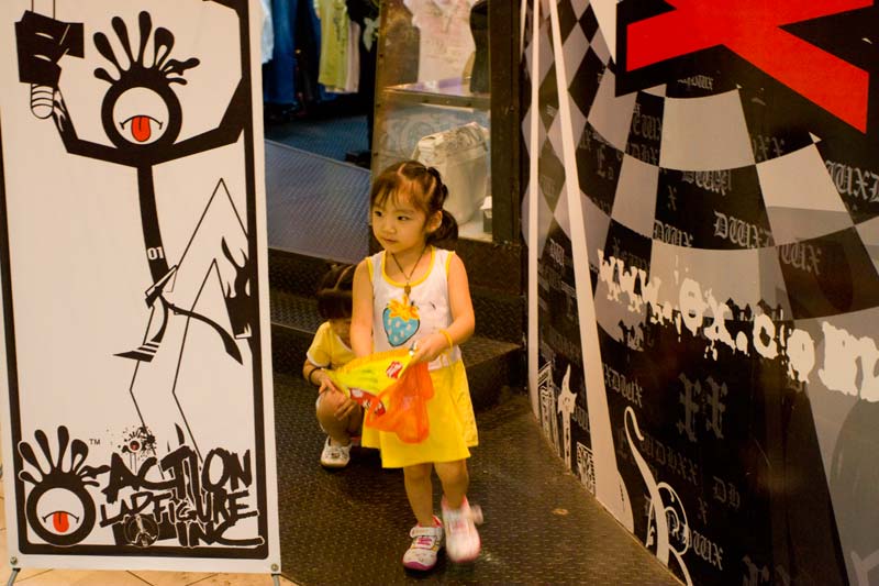 Cute Kid and Ad Malaysia Pictures - Kuala Lumpur Pictures