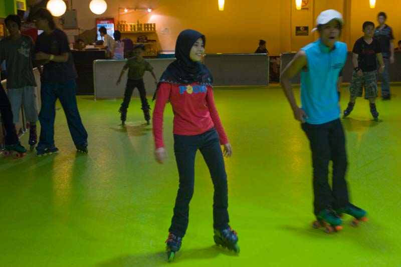 mall skating girl Malaysia Pictures - Kuala Lumpur Pictures