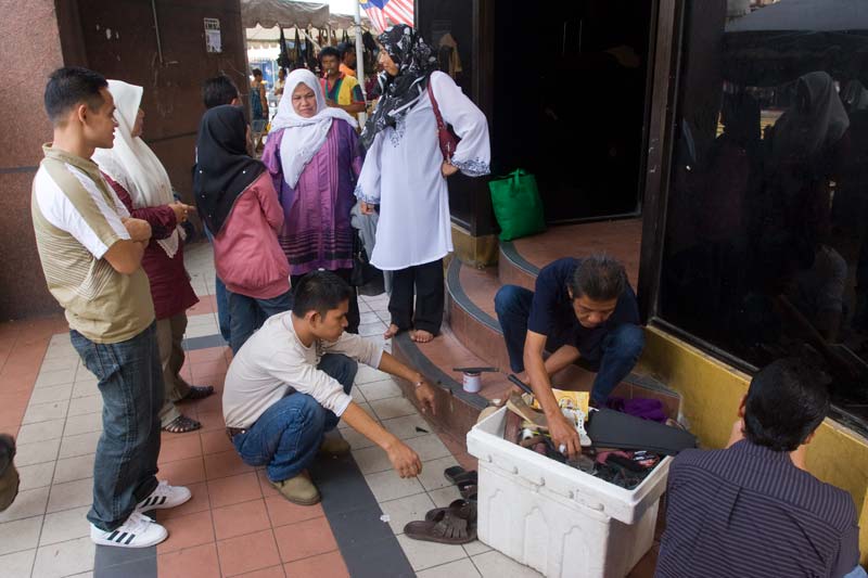 shoeservice people Malaysia Pictures - Kuala Lumpur Pictures