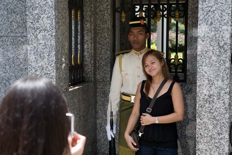 girl posing with guard Malaysia Pictures - Kuala Lumpur Pictures
