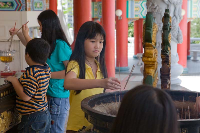 girl burning incense two Malaysia Pictures - Kuala Lumpur Pictures
