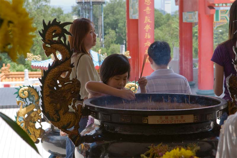 girl burning incense Malaysia Pictures - Kuala Lumpur Pictures