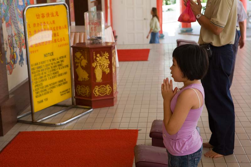 girl praying Malaysia Pictures - Kuala Lumpur Pictures