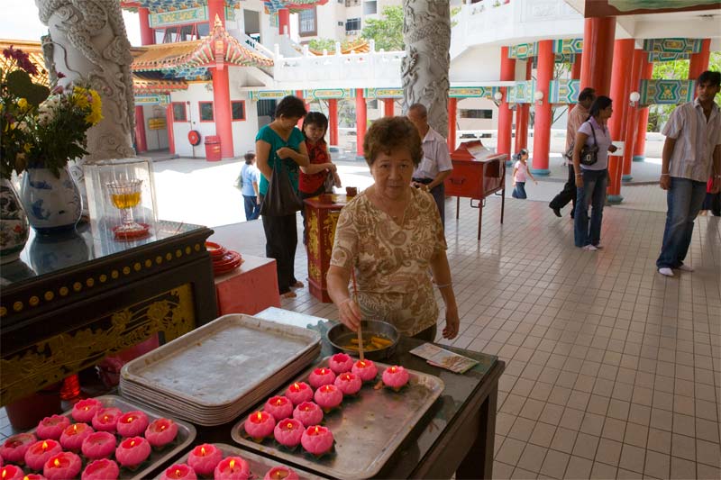 woman lighting incense Malaysia Pictures - Kuala Lumpur Pictures